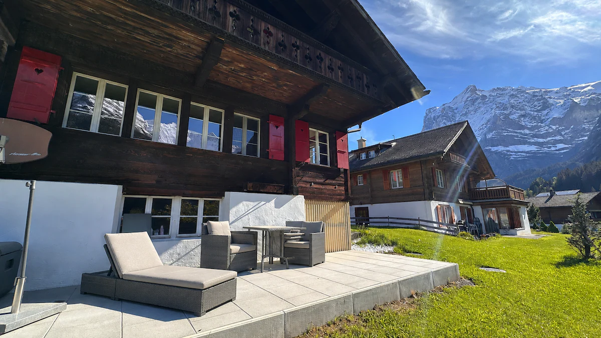 Terrasse mit Gartenmöbeln